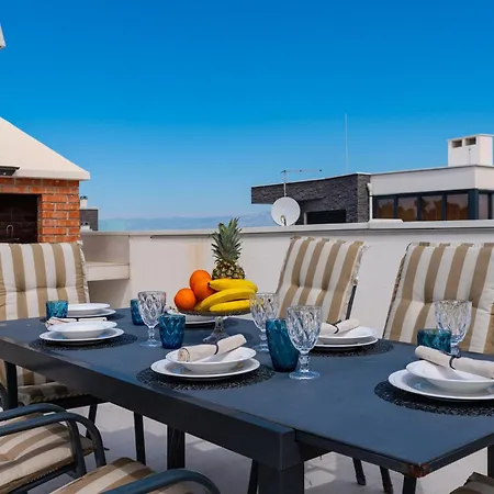 Luxury With Jacuzzy On A Private Roof Terrace דירה נין