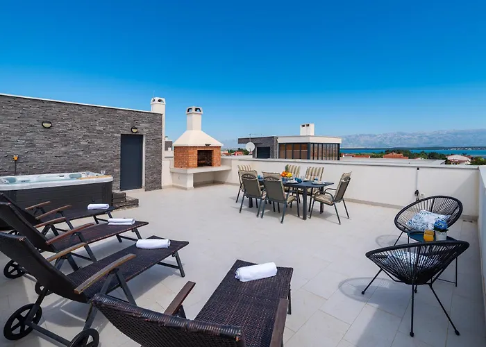 Luxury With Jacuzzy On A Private Roof Terrace נין